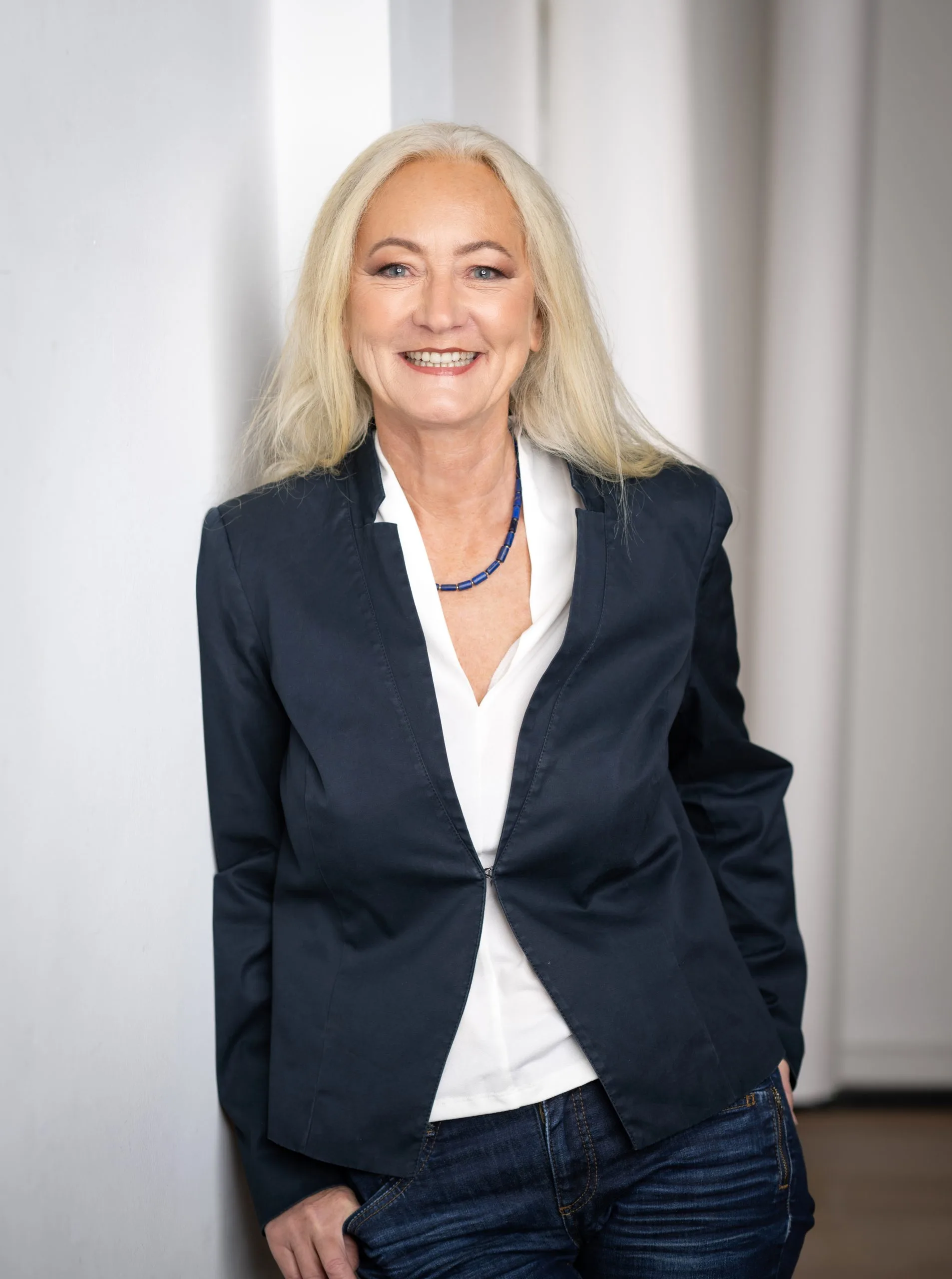 Sabine Müller im Büro in Konstanz